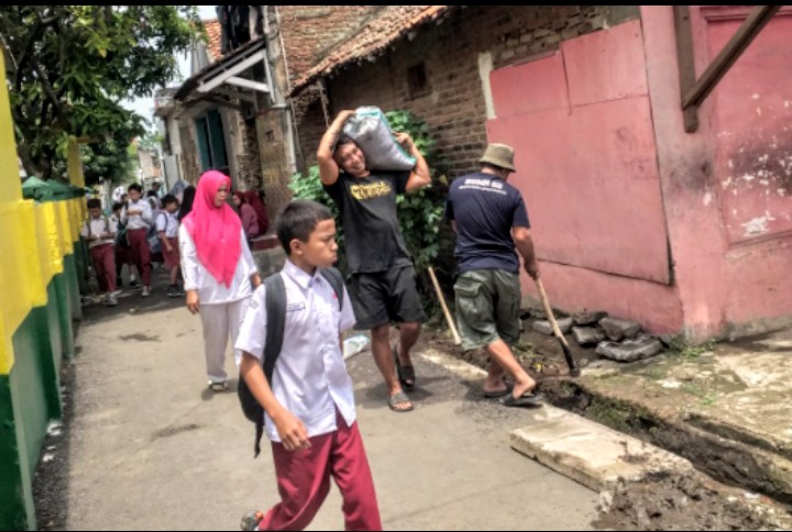 Semangat Jaga Citarum Warga Rw Binaan Satgas Sektor Kerja Bakti Bersihkan Saluran Air Dan