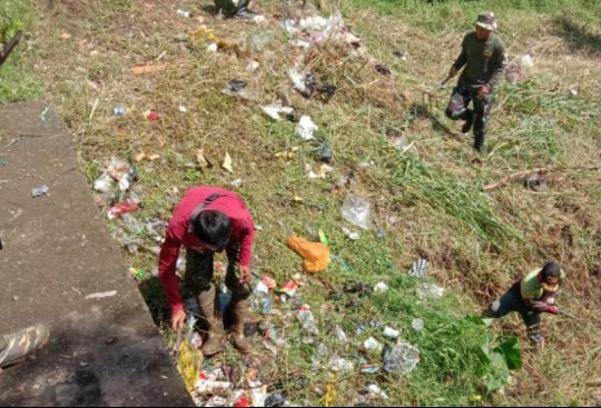 Satgas Citarum Sektor 8 Bersihkan Bantaran Sungai Dari Sampah Dan Tanaman Liar Mediapatriotcoid 